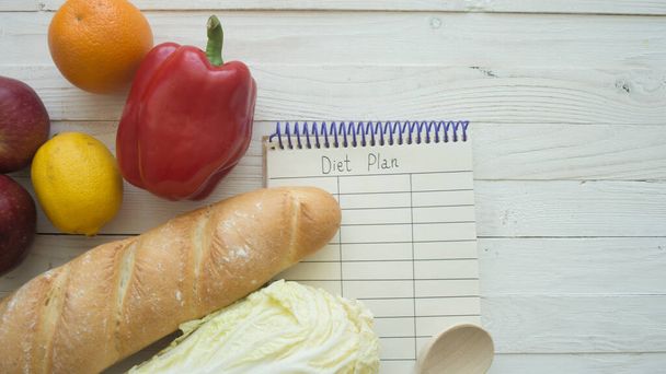 Diétaterv notebook és zöldségek másolási hellyel az egészséges ételek koncepciójához - Fotó, kép