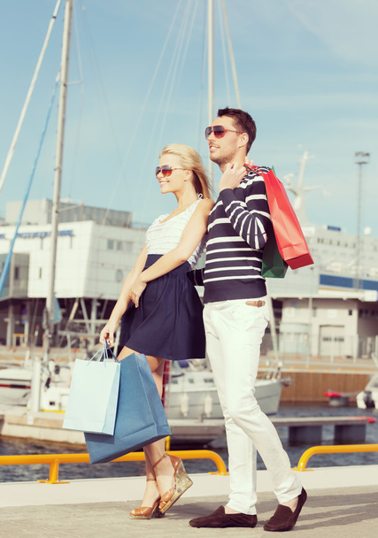 Young couple in duty free shopping bags - Fotografie, Obrázek