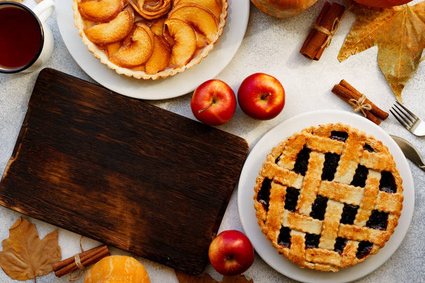 Apple pie and berry tart pie autumn composition - Foto, Bild