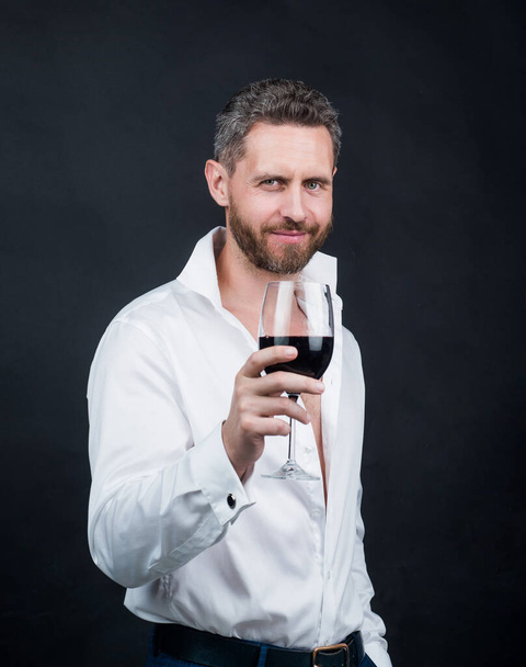 szexi jóképű férfi fehér ingben hold pohár vörösbor, szerelem dátum - Fotó, kép