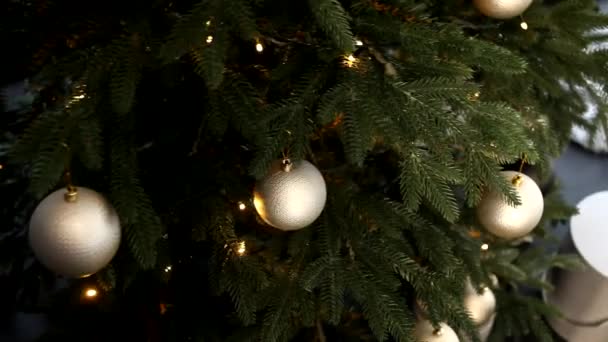 Árbol de Navidad festivo con bolas doradas. El interior hermoso de Año Nuevo, las ramas del árbol de Navidad el primer plano. - Metraje, vídeo