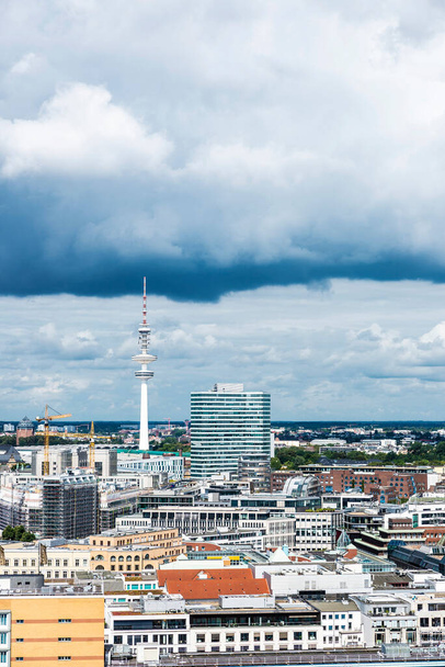 Vista general de Hamburgo con su torre de telecomunicaciones vista desde la Iglesia de San Nicolás (Nikolai) en Alemania - Foto, Imagen