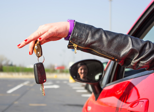 Girl holding car key - Φωτογραφία, εικόνα