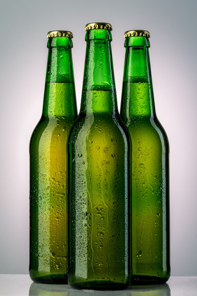 tres botella de cerveza verde con gotas
 - Foto, Imagen