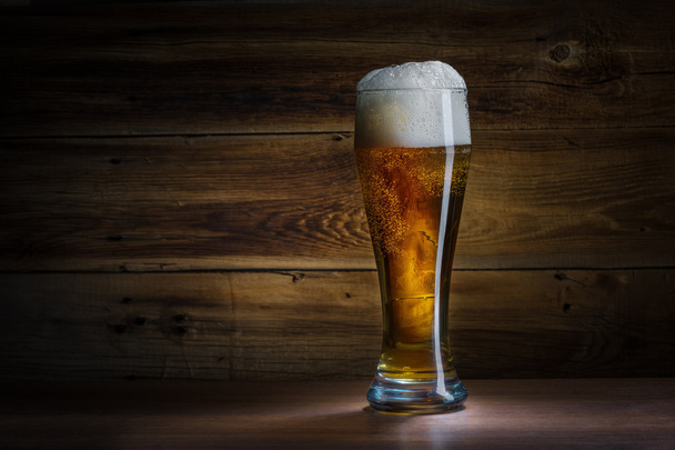 beer glass on a wooden background - Фото, зображення