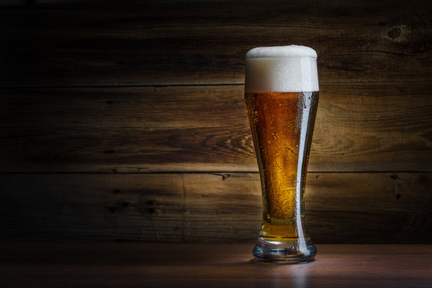 ποτήρι μπύρα σε ξύλινο φόντο - Φωτογραφία, εικόνα