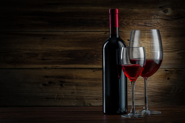copa y botella de vino sobre fondo de madera
 - Foto, imagen
