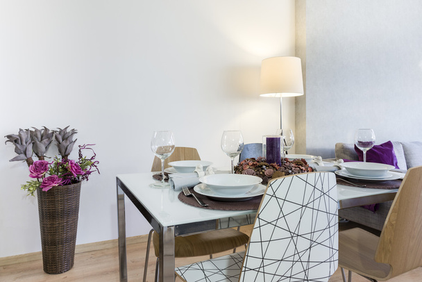Configuración de mesa de comedor en sala de estar moderna
 - Foto, Imagen