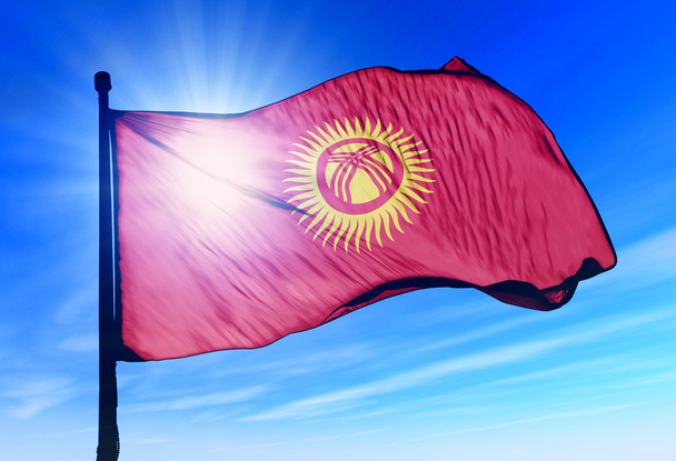 Κιργιζία σημαία κυματίζει με τον άνεμο - Φωτογραφία, εικόνα