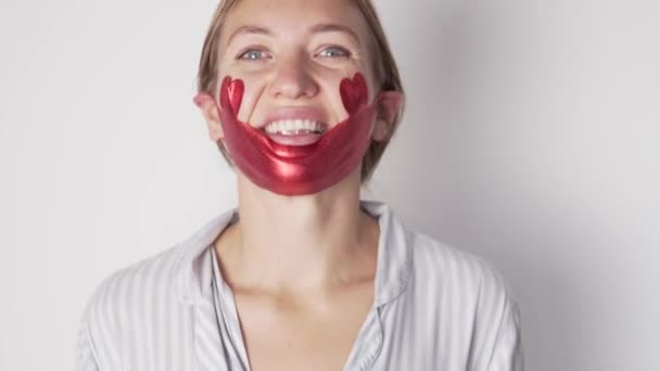 Egy női blogger élőben beszél az arc ápolásának újdonságairól. - Felvétel, videó
