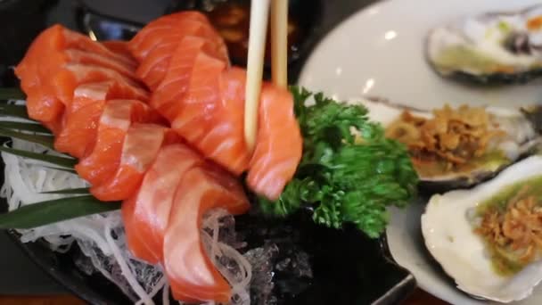 Salmone fresco sasimi ambientato nel ristorante giapponese, stock footage - Filmati, video