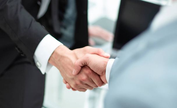 handshake of business people in the office background - Fotoğraf, Görsel