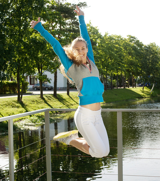 Sporty woman jump outdoor - Foto, Bild