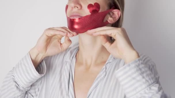 Κοντινό πλάνο του προσώπου, η ευτυχισμένη γυναίκα χρησιμοποιεί μια pull-up μάσκα για το πηγούνι και δείχνει το σημάδι δροσερό - Πλάνα, βίντεο