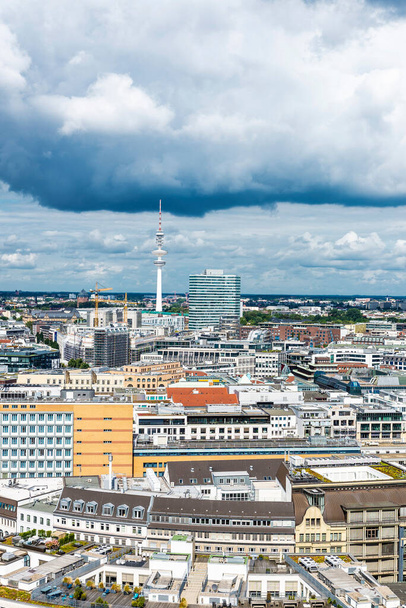 Гамбург, Германия - 21 августа 2019 г.: Обзор Гамбурга с телекоммуникационной башней из церкви Святого Николая (Николая) в Германии - Фото, изображение
