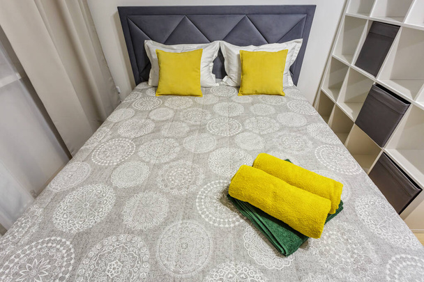 yellow pillows on a large double bed - Foto, Imagem