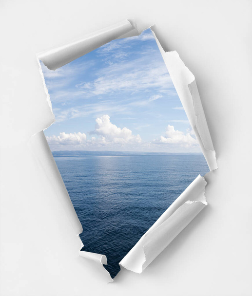 リラックスした海の背景を持つ穴紙。中へのクリップパス - 写真・画像