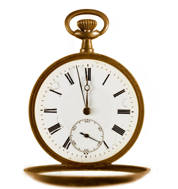 Goldene antike Taschenuhr wenige Minuten vor Mitternacht vor weißem Hintergrund geöffnet. - Foto, Bild