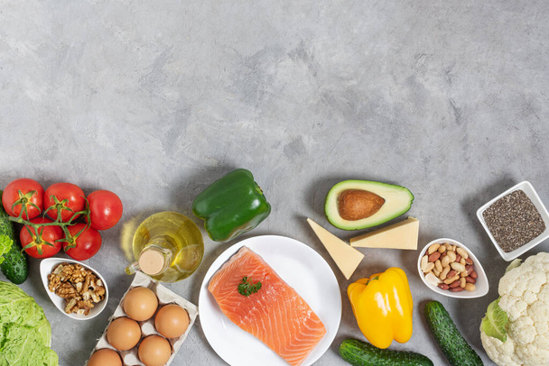 Ingredientes para dieta cetogênica vista superior sobre mesa de concreto cinza. Alimentação saudável, dieta de boas gorduras e proteínas. - Foto, Imagem