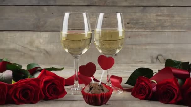 Güzel kırmızı güller, şampanya bardakları. Kalp, hediye. Düğün geçmişi, Sevgililer Günü aşk konsepti. Sevgililer Günü. Çekim 4K - Video, Çekim