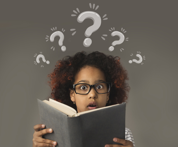 Zagadkowa czarna dziewczyna z książką mającą problemy ze zrozumieniem programu szkolnego, kolaż ze znakiem zapytania - Zdjęcie, obraz