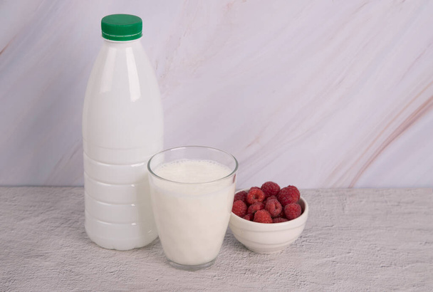 Granos de kéfir de leche. kéfir de leche, o b lgaros, es una bebida láctea fermentada que se originó en las montañas del Cáucaso hecha con granos de kéfir. - Foto, Imagen