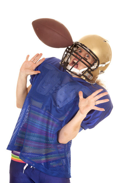 žena fotbalista v přilbě s míčem - Fotografie, Obrázek