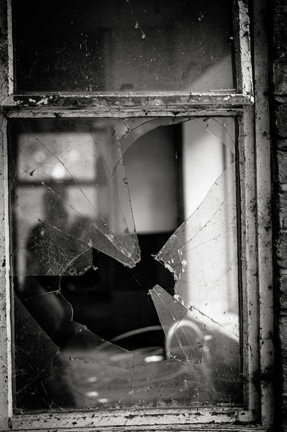 Bir Derelict Binasındaki Kırık Pencereden Görüntü, Portre Yönlendirmesi - Fotoğraf, Görsel