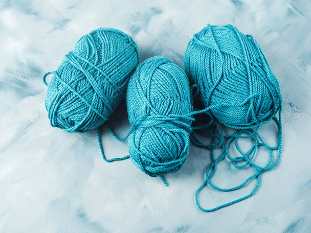 Hilados de punto de lana azul sobre fondo descolorido - Foto, imagen