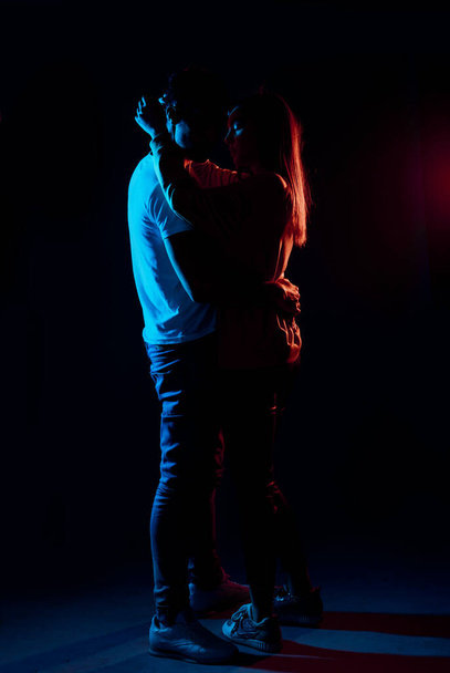 Szexi fiatal pár ölelik egymást egy romantikus pillanatban - Fotó, kép