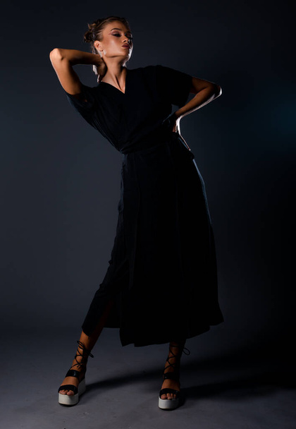 Studio tělo záběr na módní ženský model pózující v moderním oblečení - Fotografie, Obrázek