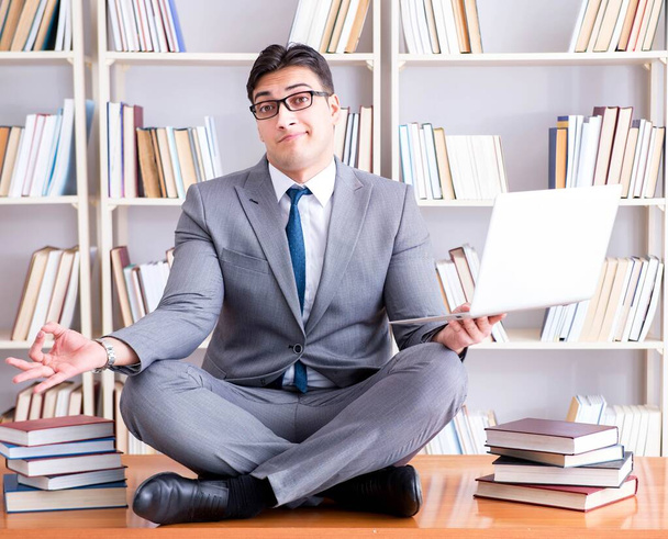 Студент бізнесмена в позиції лотоса медитуючи з ноутбуком я
 - Фото, зображення