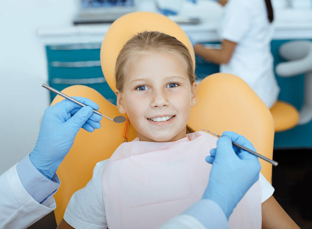 Modern látogatás fogorvosnál és fájdalommentes fogászati kezelés - Fotó, kép