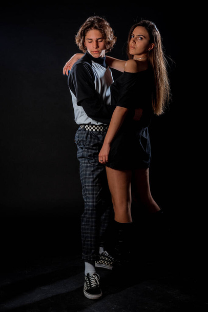 Corpo tiro de um casal de moda elegante vestindo roupas de estilo moderno - Foto, Imagem