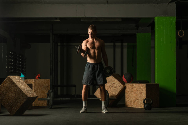 Fiatal testépítő képzés súlyzó alternatív bicepsz göndör otthon tornaterem - Fotó, kép