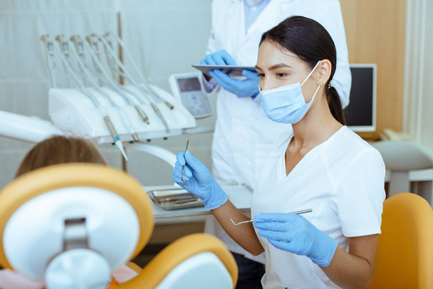 Ανώδυνη θεραπεία με σύγχρονο επαγγελματικό οδοντιατρικό εξοπλισμό - Φωτογραφία, εικόνα