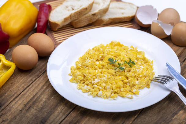 friss rántotta fehér tányéron reggelire - Fotó, kép