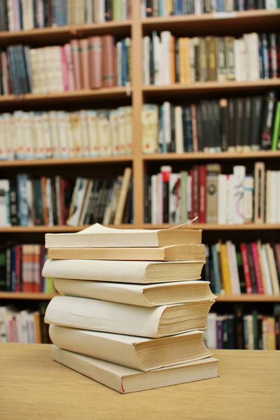 Книги на библиотечном столе - Фото, изображение