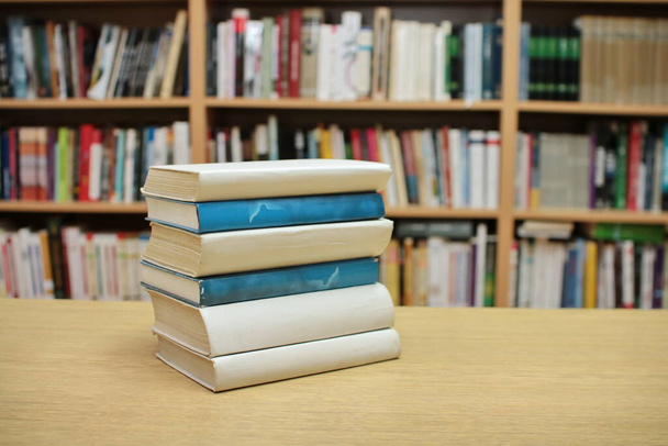 Βιβλία στο τραπέζι της βιβλιοθήκης - Φωτογραφία, εικόνα