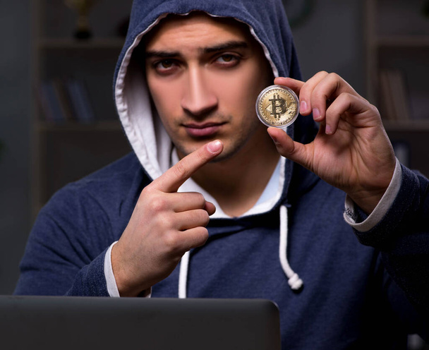 Mladý muž v konceptu těžby bitcoinů - Fotografie, Obrázek