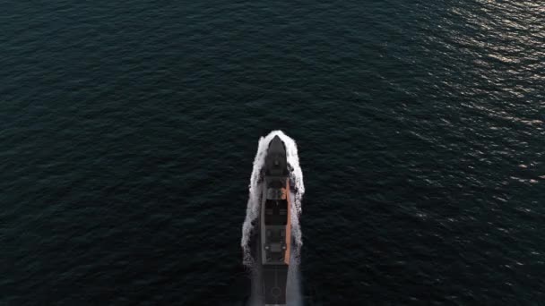 Navegación Naval en el mar avistadores aéreos vista del buque de guerra en el océano - Metraje, vídeo