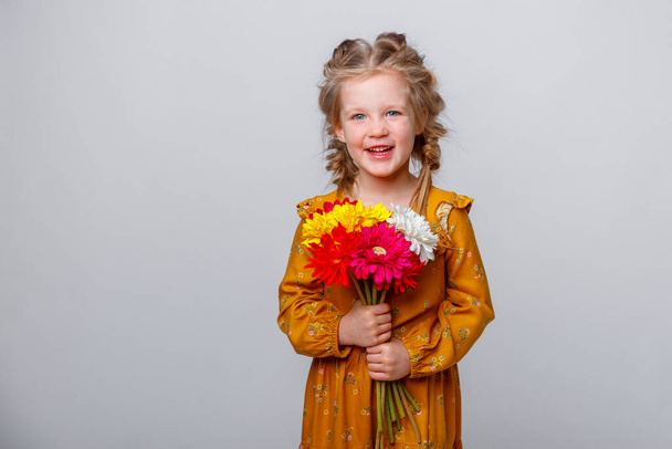 muotokuva kaunis tyttö kukkakimpun kanssa - Valokuva, kuva