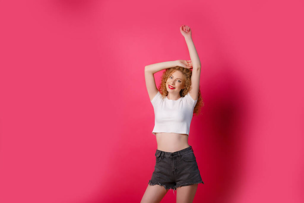 schöne Mädchen posiert auf dem rosa Hintergrund  - Foto, Bild