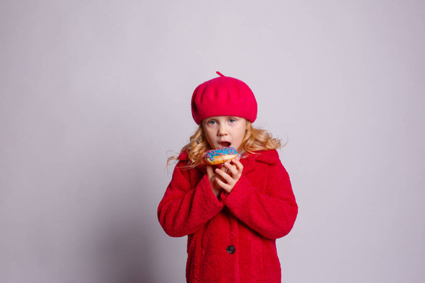 niña en ropa de otoño sosteniendo café - Foto, Imagen
