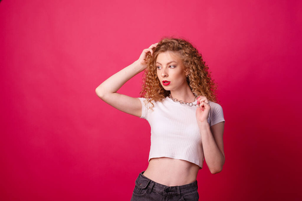 retrato de una joven posando sobre fondo rosa - Foto, imagen