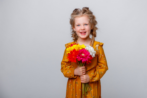portret van schattig meisje met boeket bloemen  - Foto, afbeelding