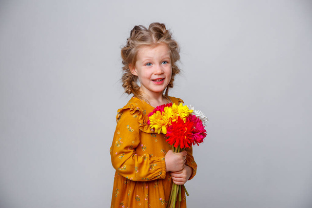Bir buket çiçekli güzel kız portresi.  - Fotoğraf, Görsel