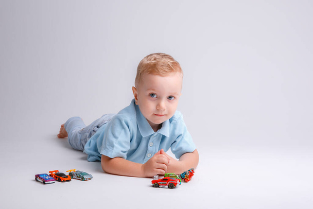 kleiner Junge spielt mit Spielzeugklötzen auf weißem Hintergrund - Foto, Bild