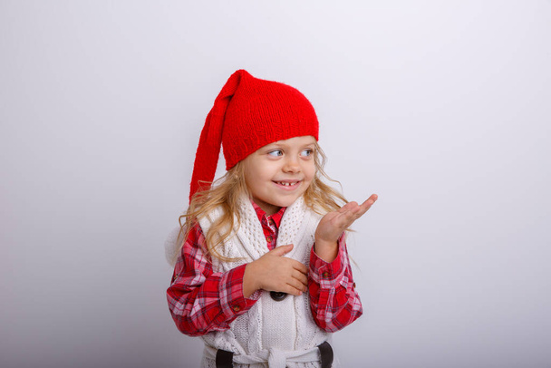 roztomilá holčička pózuje v červeném klobouku  - Fotografie, Obrázek