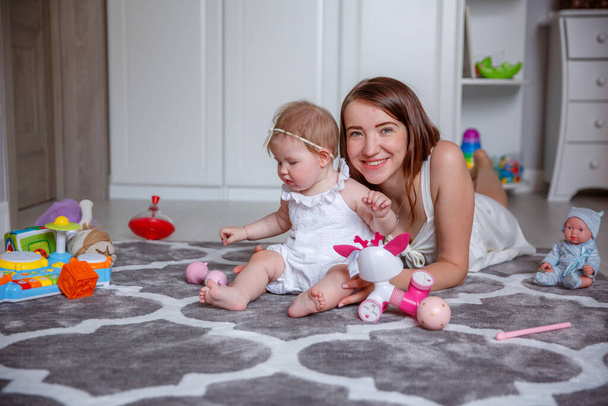mother and daughter playing on the floor - Fotografie, Obrázek